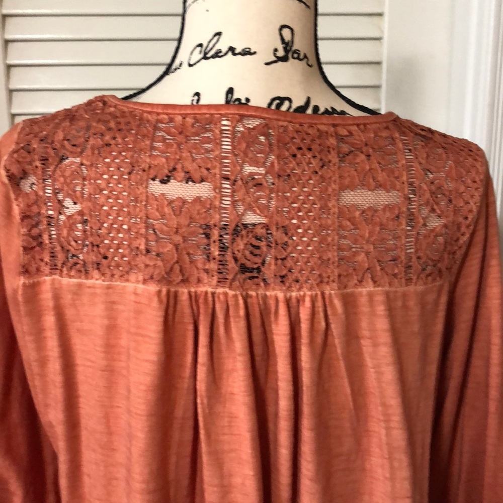 Easel NWOT coral lace front 3/4 length sleeve top - Picture 4 of 4